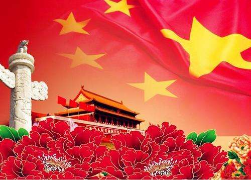 紅旗隨風(fēng)舞翩翩，燈光溢彩映亮天